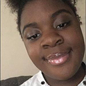 Meet your Posher, Djamyla